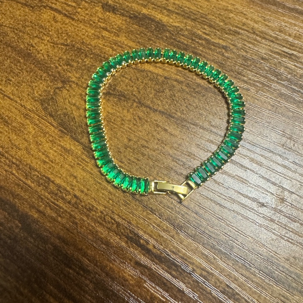 Elegant Green and Gold Bracelet - Picture 2 of 5